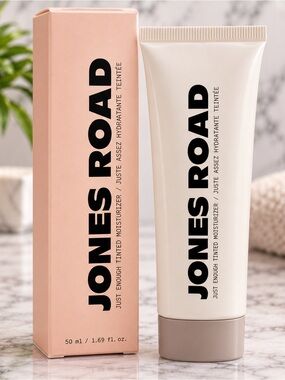 Jones Road Tinted Moisturizer in Alabaster